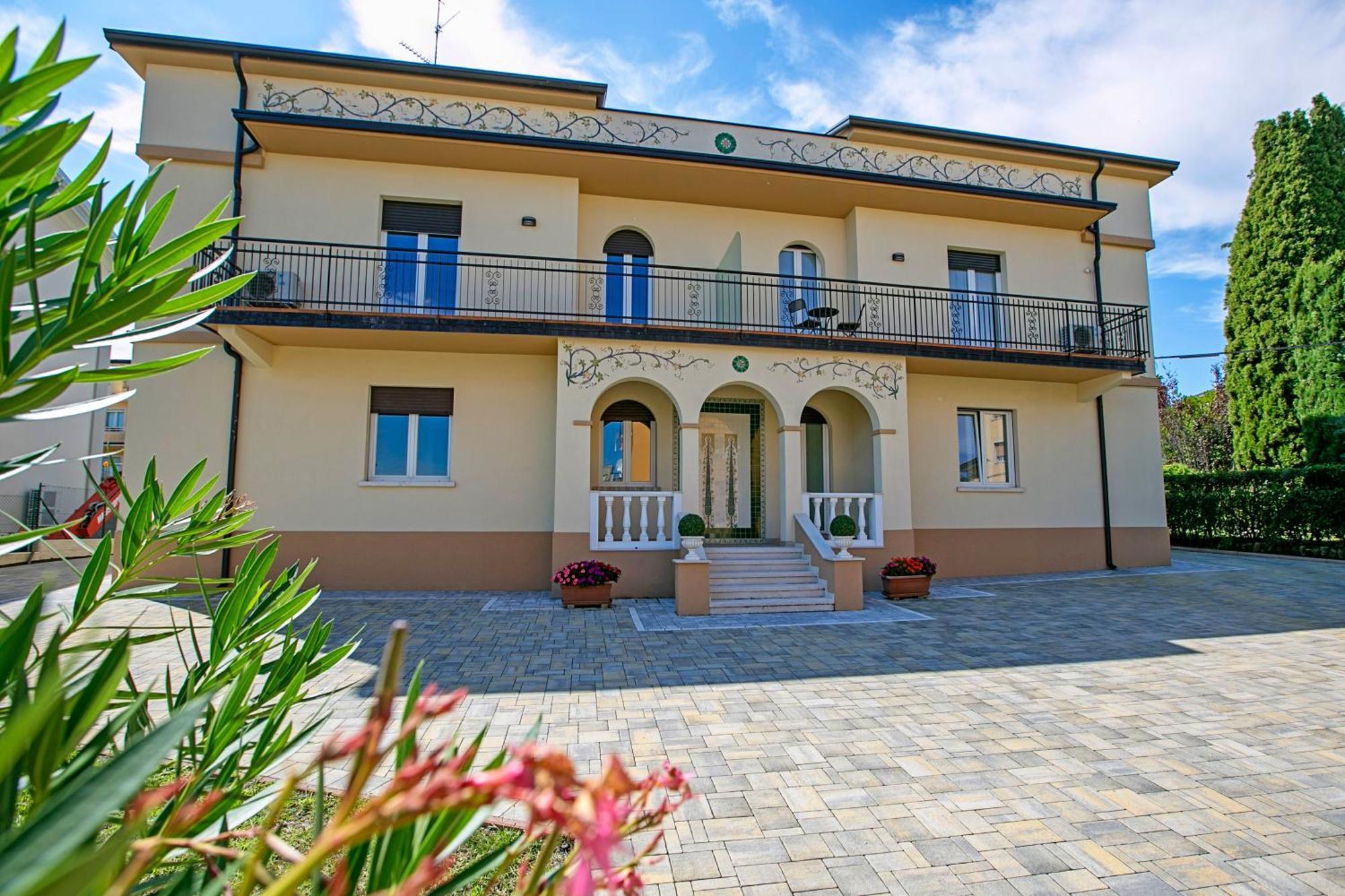 Villa Mimosa - Appartamento 2 Desenzano del Garda Exterior foto