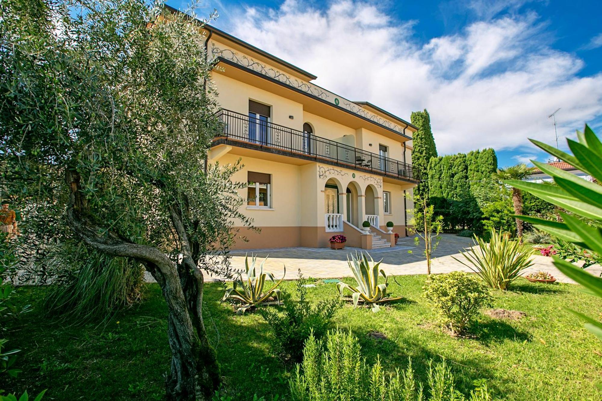 Villa Mimosa - Appartamento 2 Desenzano del Garda Exterior foto
