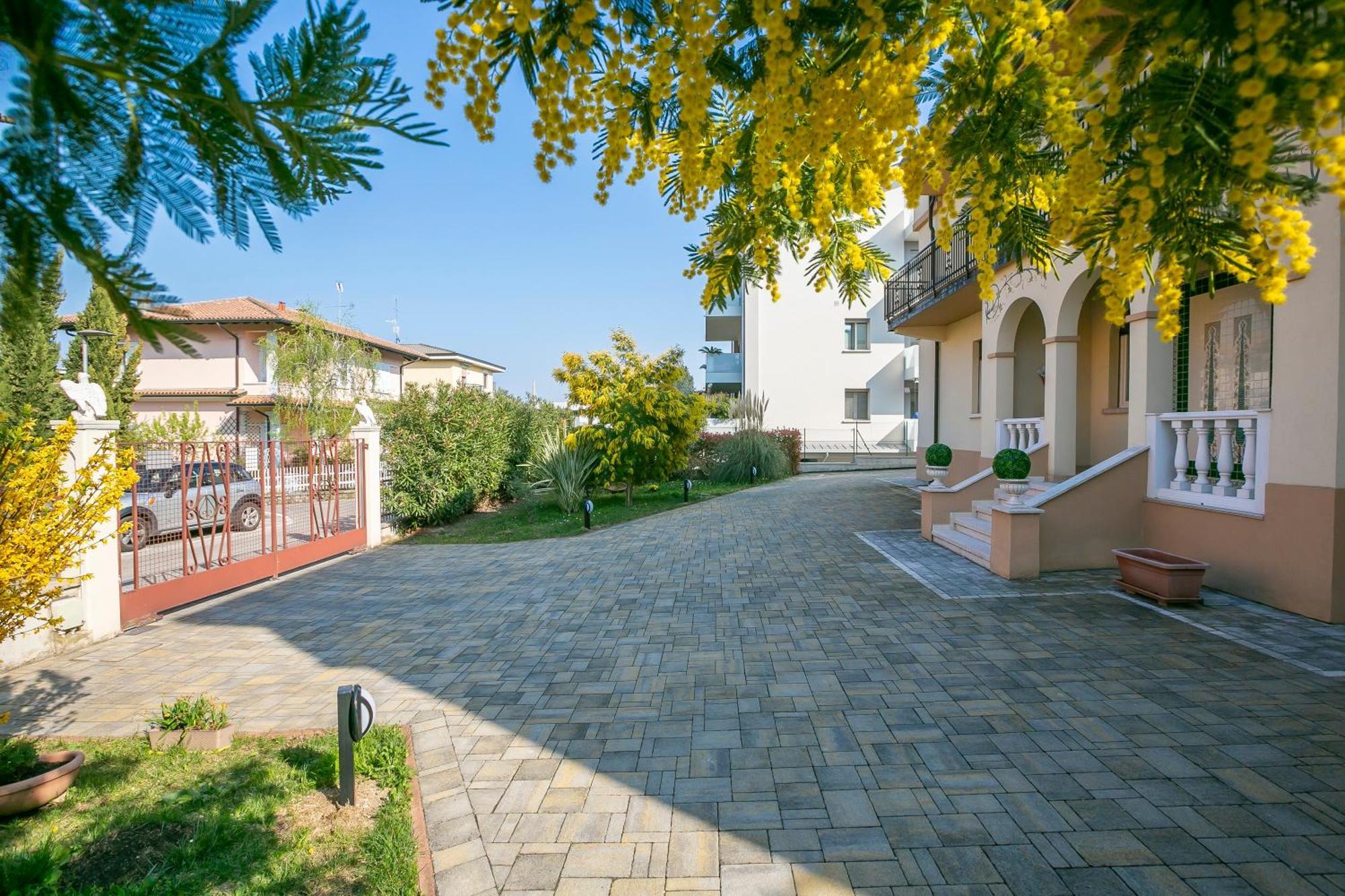 Villa Mimosa - Appartamento 2 Desenzano del Garda Exterior foto